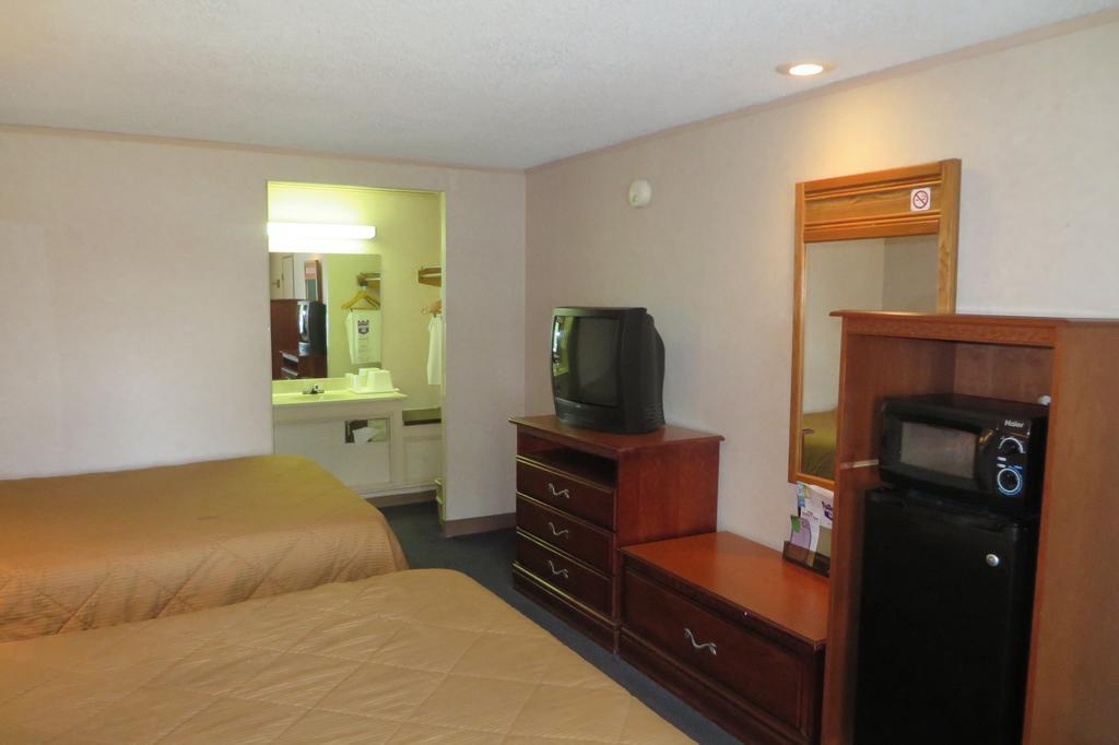 Knights Inn Canton Chambre photo